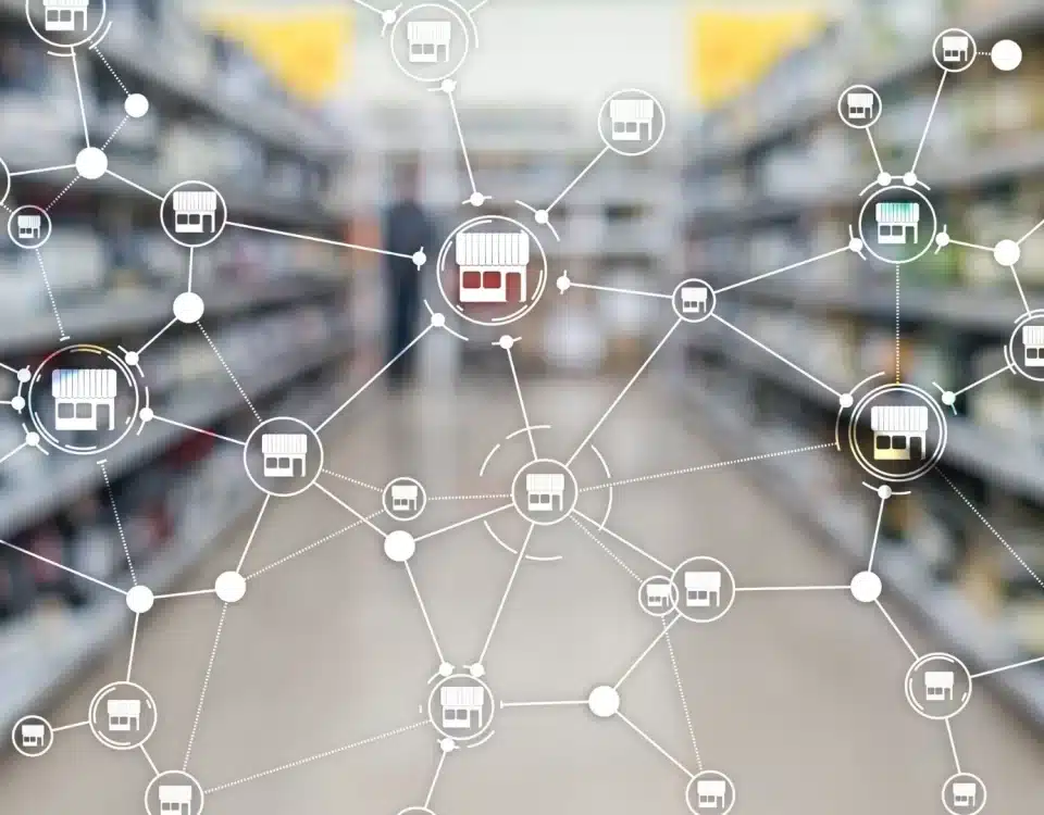 Franchising Sözleşmesi: Tarafların Hak, Yükümlülük ve Hukuki Riskleri 8 Bir franchise markasının dikey entegrasyonu, know-how aktarımı ve franchising sözleşmesi imzalanması sürecini değerlendiren iş insanları.