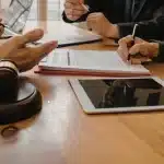 Anonim Şirket Genel Kurul Kararlarının İptali: TTK m. 445-451 Detaylı Rehber 2 Genel kurul kararlarının iptali; şirket genel kurul toplantısında tartışmalı oylama sonuçları ve hukuki inceleme süreci.