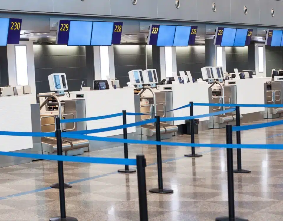 Gümrükte el konulan mallar; İstanbul gümrük ve ceza avukatı danışmanlığında, gümrük muhafaza memurları tarafından el konulan nakit döviz, Türk Lirası ve kaçak eşyaların CMK kapsamında iadesi sürecini temsil eden eldivenli eller.