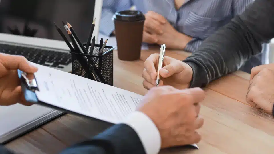 Limited şirket pay devri için noterde imzalanan resmi devir sözleşmesi
