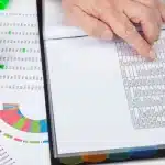 Ticari Defterlerin İspat Gücü ve Hukuki Önemi: Kapsamlı Rehber 2 HMK 222 uyarınca ticari davalarda ticari defterlerin ispat gücü ve kesin delil niteliği kapsamında yasal kayıtları ve finansal tabloları inceleyen hukukçu ve tacirler.