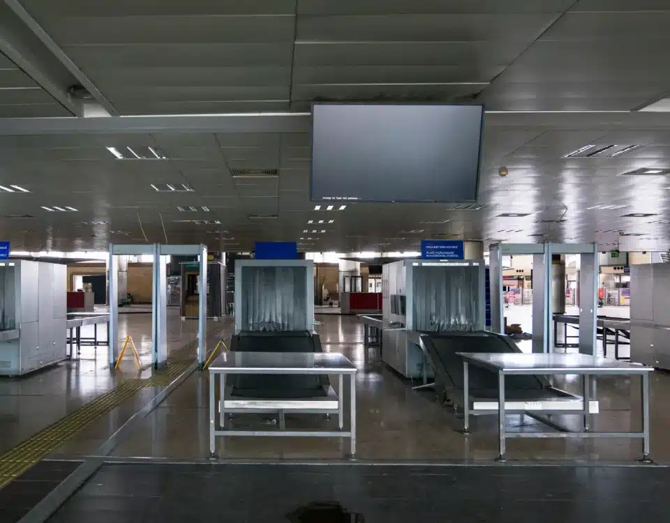 Yurtdışından döviz getirme; İstanbul gümrük ve ceza avukatı gözetiminde, yurtdışından getirilen 10.000 Avro üzeri nakit dövizin gümrükte beyan edilmemesi nedeniyle el konulması ve idari para cezası sürecini temsil eden hukuki konsept.