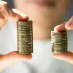 Asgari Ücretin Altında Çalıştırma ve Hukuki Sonuçları 1 İş Kanunu uyarınca yasal sınır olarak belirlenen taban ücret ile asgari ücretin altında çalıştırma nedeniyle oluşan eksik ödemeleri ve ücret farkı alacaklarını sembolize eden madeni para kuleleri.
