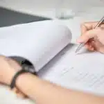 Belirli Süreli İş Sözleşmesi ile Belirsiz Süreli İş Sözleşmesi Arasındaki Farklar 1 İş Kanunu uyarınca objektif şartların varlığı halinde kurulan belirli süreli iş sözleşmesi imza aşamasını ve istisnai nitelikteki iş sözleşmesi türlerini sembolize eden hukuk ofisi ortamı.