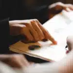 Çalışma Belgesi Nedir? İş Kanunu Madde 28 Kapsamında Haklar ve Yükümlülükler 2 İş Kanunu uyarınca işten ayrılan işçiye verilmesi zorunlu olan çalışma belgesi içeriğini, işçinin görev tanımını ve çalışma sürelerini ofis ortamında inceleyen taraflar.
