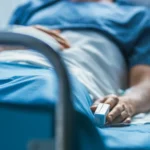 İş Göremezlik Ödeneği Hesaplama ve Başvuru: Kapsamlı Rehber 2 İş kazası, meslek hastalığı, hastalık veya analık halleri nedeniyle hastanede yatarak tedavi gören ve geçici olarak çalışamayan sigortalı işçiye SGK tarafından ödenen iş göremezlik ödeneği (rapor parası) alma haklarını sembolize eden klinik yatakta yatan hasta görseli.