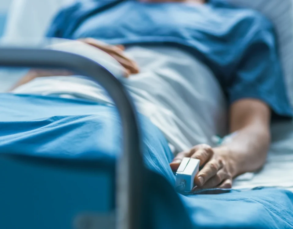 İş Göremezlik Ödeneği Hesaplama ve Başvuru: Kapsamlı Rehber 10 İş kazası, meslek hastalığı, hastalık veya analık halleri nedeniyle hastanede yatarak tedavi gören ve geçici olarak çalışamayan sigortalı işçiye SGK tarafından ödenen iş göremezlik ödeneği (rapor parası) alma haklarını sembolize eden klinik yatakta yatan hasta görseli.