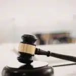 İcra Takibine İtiraz: Süre, Şekil ve Sonuçları 2 İcra ve İflas Kanunu uyarınca ilamsız ödeme emrine karşı yapılan icra takibine itiraz prosedürünü, takibin durdurulmasını ve icra mahkemesi dava süreçlerini sembolize eden mahkeme tokmağı.