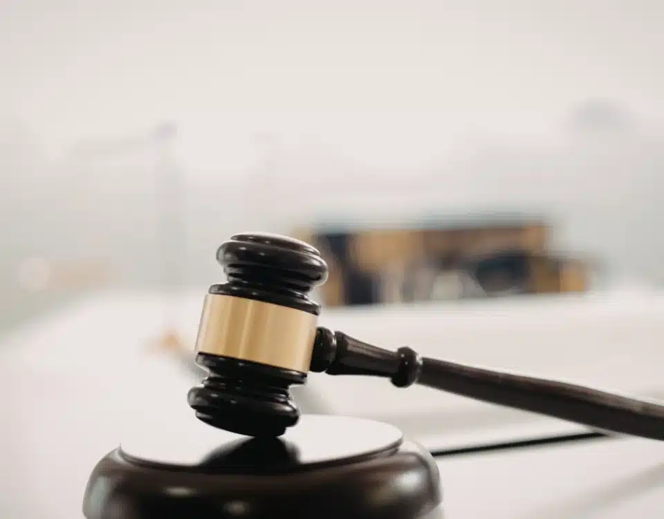 İcra ve İflas Kanunu uyarınca ilamsız ödeme emrine karşı yapılan icra takibine itiraz prosedürünü, takibin durdurulmasını ve icra mahkemesi dava süreçlerini sembolize eden mahkeme tokmağı.