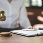 İhaleden Yasaklama Kararı: Şartları, Süreci ve İptal Davası (2026) 2 Kamu ihalelerinde usulsüzlük veya sözleşme ihlali iddiasıyla verilen ihaleden yasaklama kararlarını, hak mahrumiyeti doğuran idari yaptırımların idare mahkemesi kanalıyla durdurulmasını sembolize eden adalet tokmağı, dava dosyası ve kalem içeren kurumsal idare hukuku görseli.