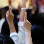İhalenin Feshi Davası: Şartları, Sebepleri ve Süreleri (İİK m. 134) 2 İcra ve İflas Kanunu uyarınca icra dairesi veya satış memurluğu tarafından gerçekleştirilen açık artırma ihale sürecini, teklif verme aşamasını ve usulsüzlük iddiaları üzerine açılan ihaleninin feshi davası kurgusunu sembolize eden artırma ortamı görseli.