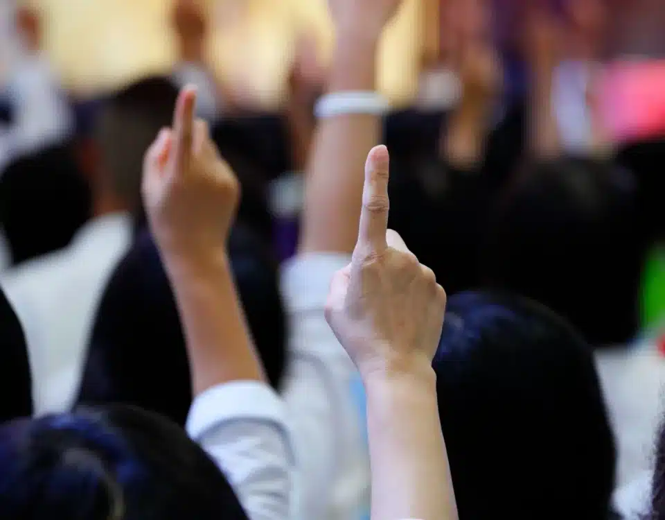 İcra ve İflas Kanunu uyarınca icra dairesi veya satış memurluğu tarafından gerçekleştirilen açık artırma ihale sürecini, teklif verme aşamasını ve usulsüzlük iddiaları üzerine açılan ihaleninin feshi davası kurgusunu sembolize eden artırma ortamı görseli.