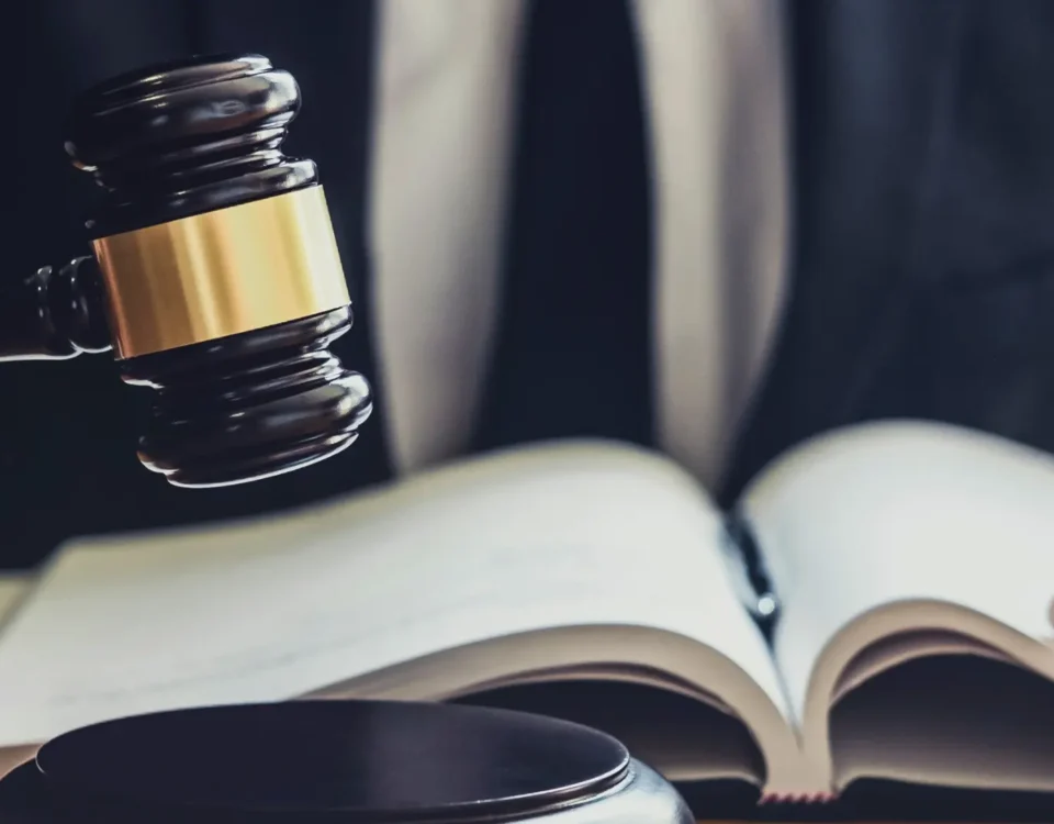 İlamlı İcra Takibine İtiraz: İcra Emrine Karşı Hukuki Yollar 10 Bir mahkeme kararına dayanan ilamlı icra takibine itiraz prosedürünü, icra emrine karşı icra mahkemesinde açılan icranın geri bırakılması davasını, hukuk kitabını inceleyen hakimi ve mahkeme tokmağını sembolize eden kurumsal adalet görseli.