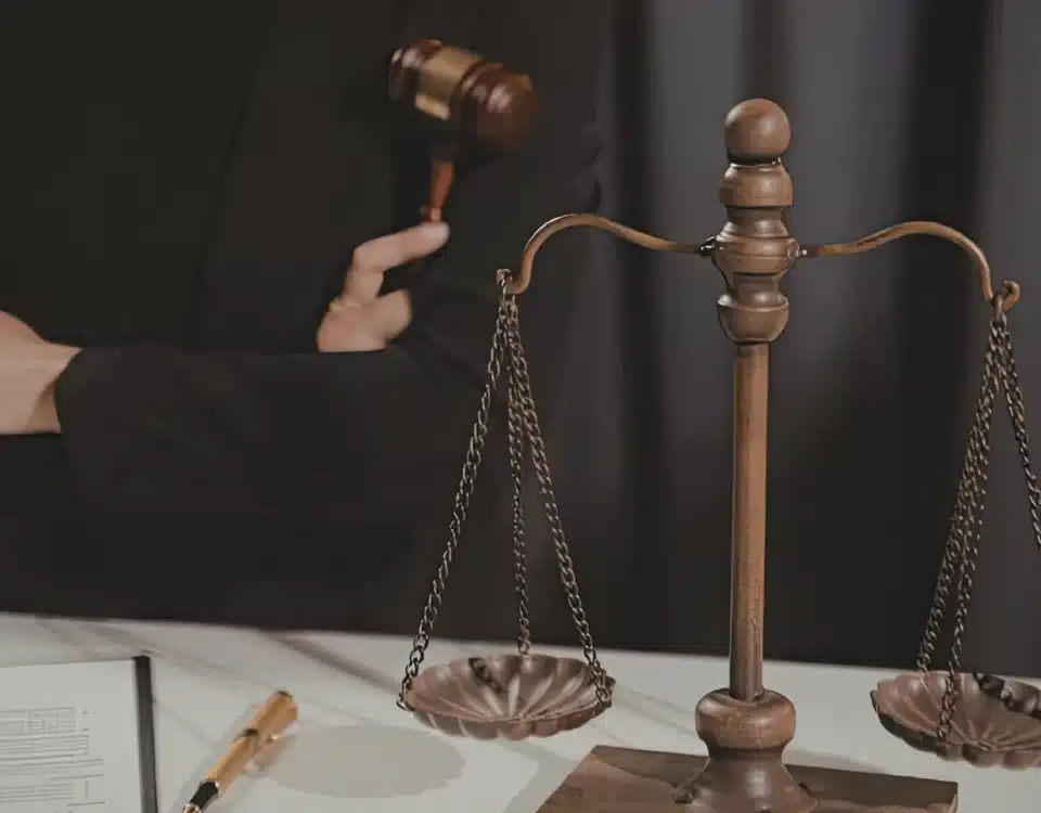 İcra takibine itiraz edilmesiyle duran takibin devamını sağlamak amacıyla açılan itirazın iptali ve kaldırılması davalarını, adalet terazisini ve mahkeme hakimi figürünü sembolize eden kurumsal adalet görseli.