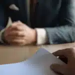 Rekabet Yasağı Sözleşmesi: Sınırları ve Geçerlilik Şartları 1 Türk Borçlar Kanunu uyarınca işçinin işverene karşı üstlendiği rekabet yasağı sözleşmesi hükümlerini, coğrafi sınırları ve cezai şart maddelerini müzakere eden taraflar.