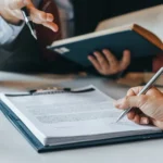 Abonelik Sözleşmesinin Feshi 2 Hukuk kitabı üzerinden kanun maddelerini gösteren bir uzman ve resmi fesih evrakı imzalayan kişi ile arka plandaki adalet terazisi; İstanbul tüketici hukuku kapsamında abonelik sözleşmesinin feshi sürecini temsil eder.