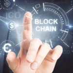 Dijital Miras: Kripto Para, Sosyal Medya ve E-Hesapların Mirasçılara İntikali 1 Vefat eden kişinin kripto varlıkları, sosyal medya hesapları ve dijital cüzdanlarının hukuki akıbetini belirleyen dijital miras tespiti ve intikal süreçlerini sembolize eden; arka planda takım elbiseli bir figürün önünde parlayan blockchain (blokzincir), Bitcoin, Euro ve Dolar sembolleri içeren dijital ekran arayüzüne dokunan bir insan elini gösteren fütüristik miras hukuku görseli.