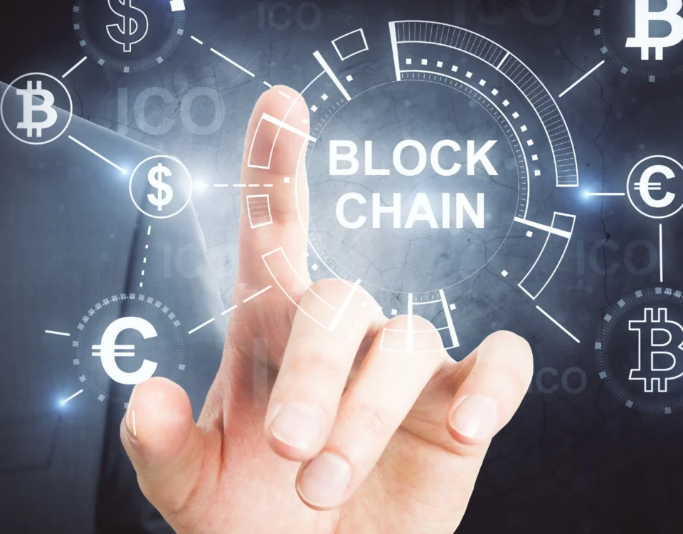 Dijital Miras: Kripto Para, Sosyal Medya ve E-Hesapların Mirasçılara İntikali 12 Vefat eden kişinin kripto varlıkları, sosyal medya hesapları ve dijital cüzdanlarının hukuki akıbetini belirleyen dijital miras tespiti ve intikal süreçlerini sembolize eden; arka planda takım elbiseli bir figürün önünde parlayan blockchain (blokzincir), Bitcoin, Euro ve Dolar sembolleri içeren dijital ekran arayüzüne dokunan bir insan elini gösteren fütüristik miras hukuku görseli.