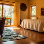 Airbnb ve Günlük Kiralama: Hukuki Düzenleme 2 Geniş pencereli, çift kişilik yatak ve şık bir dinlenme koltuğu bulunan tam eşyalı konforlu yatak odası; Nişantaşı bölgesindeki turizm amaçlı günlük kiralama (airbnb) süreçlerini temsil eder.