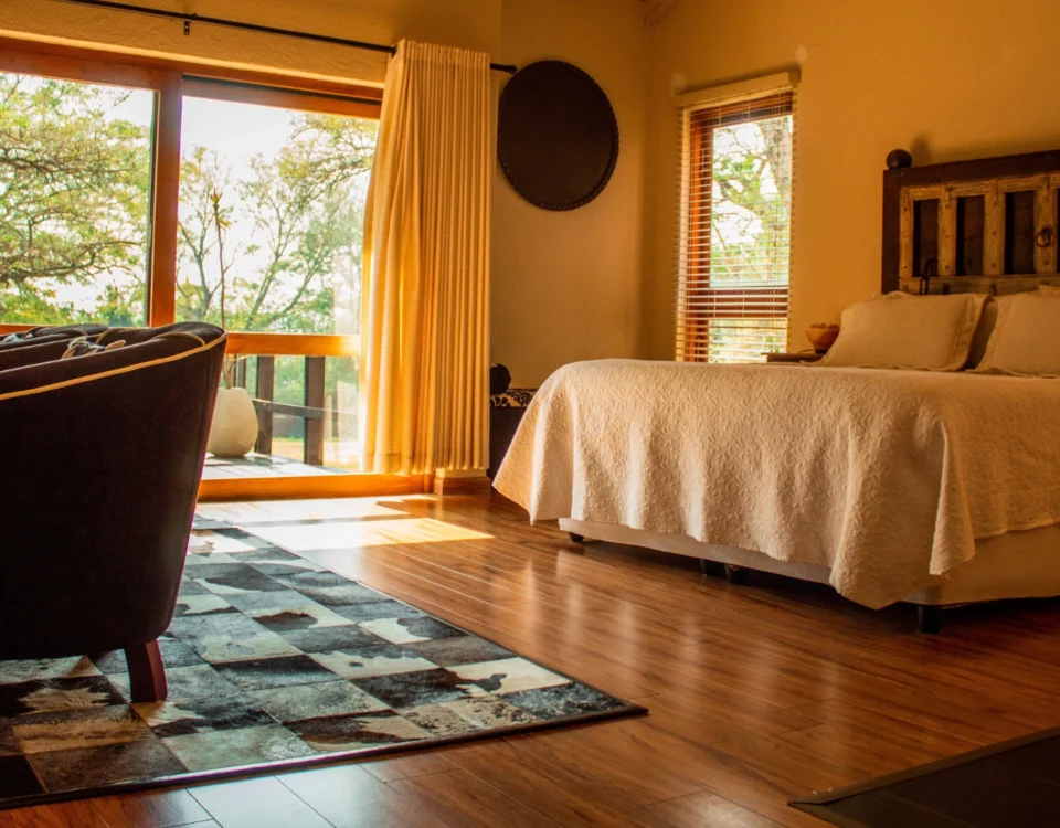 Airbnb ve Günlük Kiralama: Hukuki Düzenleme 2 Geniş pencereli, çift kişilik yatak ve şık bir dinlenme koltuğu bulunan tam eşyalı konforlu yatak odası; Nişantaşı bölgesindeki turizm amaçlı günlük kiralama (airbnb) süreçlerini temsil eder.