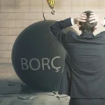 Mirasçının Borçlardan Sorumluluğu: Mirasbırakanın Borçları Kime Geçer? 1 Türk Medeni Kanunu uyarınca mirasbırakanın vefatı ile tereke borçlarının yasal varislere geçmesini ve mirasçının borçlardan sorumluluğu kapsamında doğan müteselsil şahsi yükümlülükleri sembolize eden; açık gri masa üzerinde boş beyaz bir yasal evrak, siyah bir imza kalemi, beyaz maket ev figürü, okuma gözlüğü ve ahşap hakim tokmağını gösteren kurumsal miras ve icra hukuku görseli.