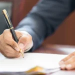 Takipsizlik Kararına İtiraz Nasıl Yapılır? Süre ve Usul 1 Cumhuriyet Başsavcılığı tarafından verilen kovuşturmaya yer olmadığına dair karara karşı yapılacak olan takipsizlik kararına itiraz dilekçesini imzalayan, elinde dolma kalem bulunan takım elbiseli bir avukatı veya müştekiyi gösteren kurumsal ceza hukuku görseli.