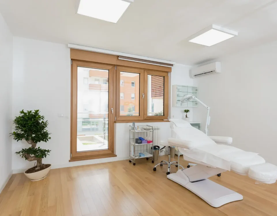 Modern bir estetik klinik odası ve beyaz müdahale koltuğu; İstanbul'daki güzellik merkezleri veya hastanelerde yapılan operasyonlarda mağduriyete yol açan estetik ameliyat hatası süreçlerini temsil eder.