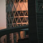 Modern cam ve çelik dış cepheye sahip yüksek katlı bir bina; İstanbul'daki gayrimenkullerde yapım bozukluğu veya bakım eksikliği nedeniyle ortaya çıkan hasarlarda yapı malikinin sorumluluğu süreçlerini temsil eder.