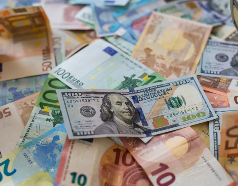 Yığın halinde duran Amerikan Doları ve Euro banknotları; İstanbul'daki gayrimenkuller için yabancı para cinsinden yapılan döviz üzerinden kira sözleşmelerini ve bu kontratlara uygulanan yasal kısıtlamaları temsil eder.